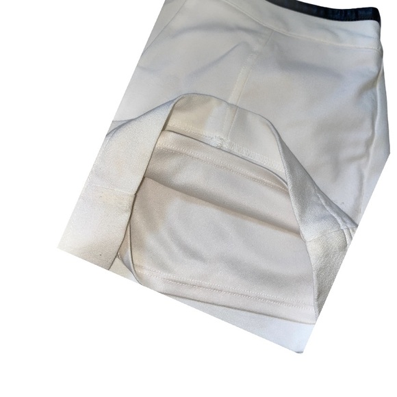 White shorts size small - Picture 4 of 5